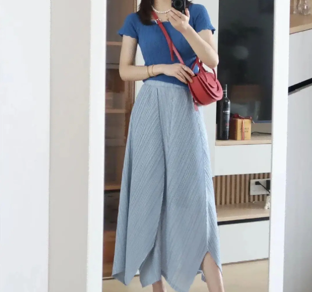 “百褶裙”今年夏天又火了！这样穿时髦精致、美爆了 