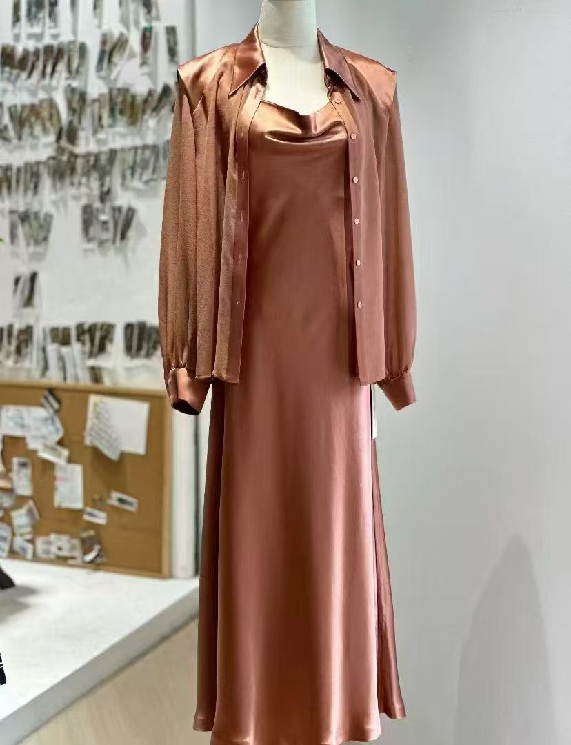 《优雅的化身：铜色绸缎套装》