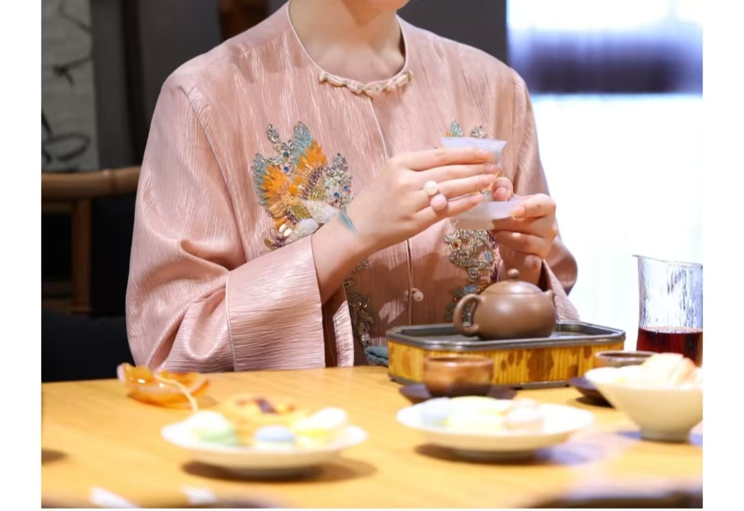 文化休闲与艺术场景中新中式的唯美穿搭