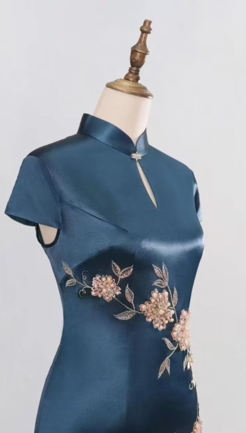 深蓝缎面旗袍：传统与华丽的优雅邂逅