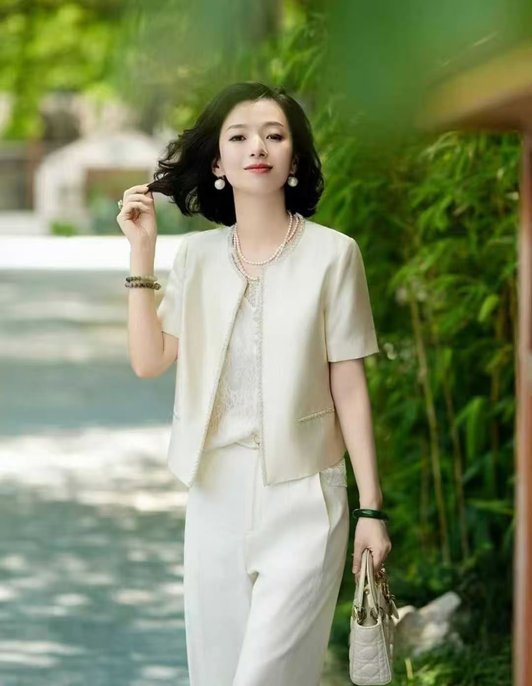 宁静而优雅的氛围白色套装