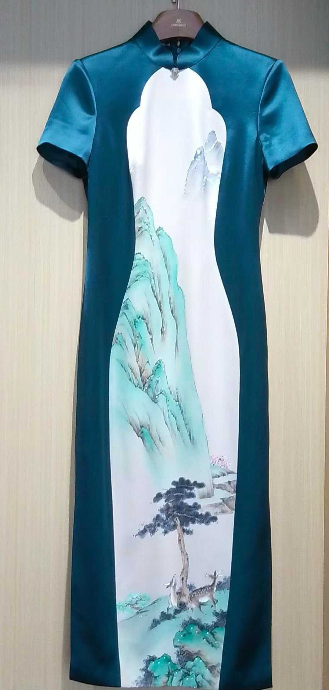 水墨丹青旗袍韵：传统艺术与时尚的完美融合