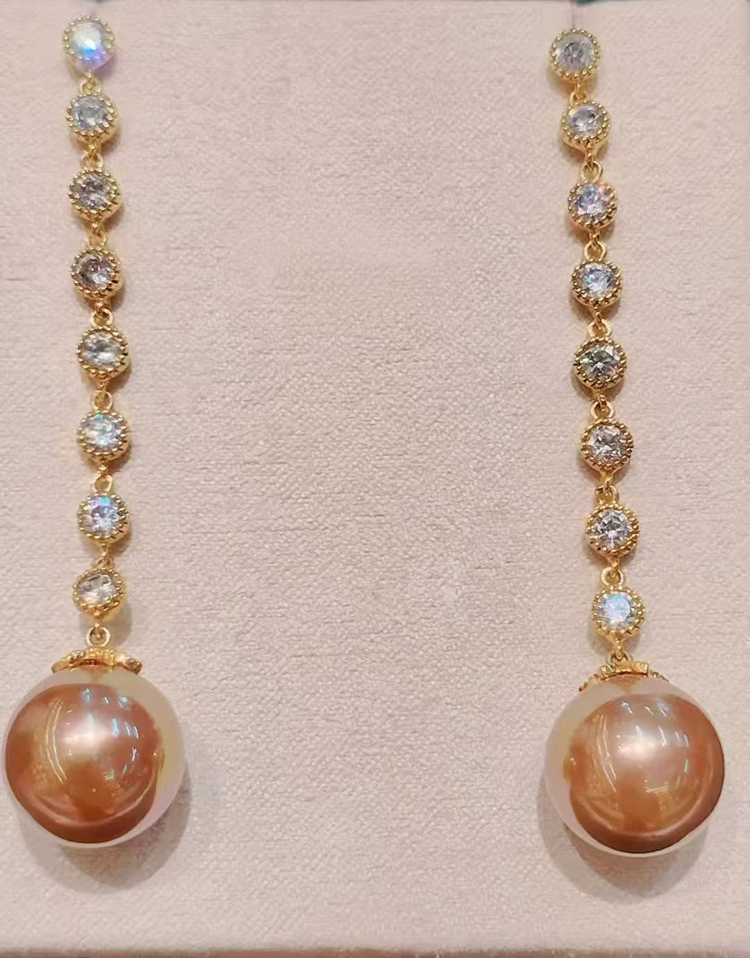 晶光与珠韵的交响：一对耳饰里的轻奢优雅哲学