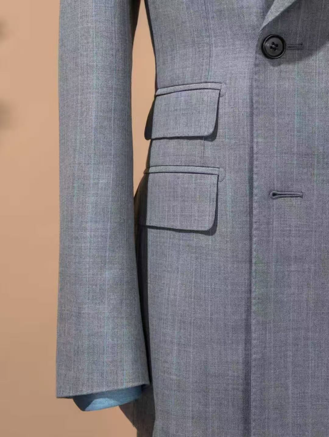 带精致贴袋的浅灰西装外套