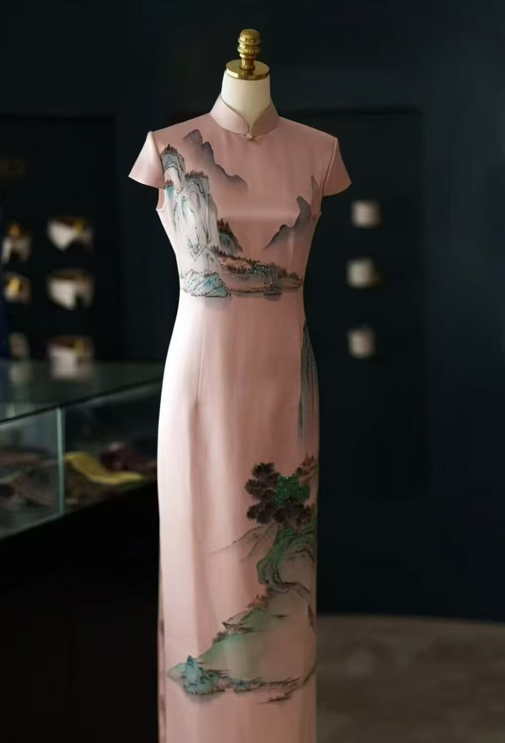 粉色山水旗袍：古典韵味与自然意境的完美融合