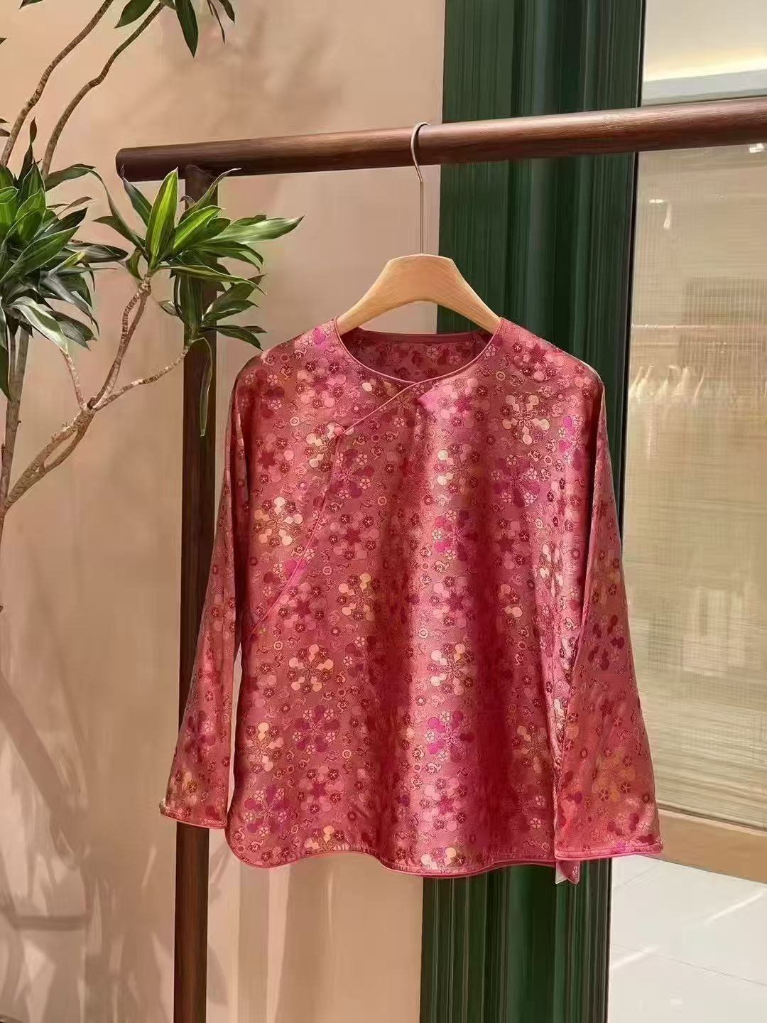 精致花卉印花上衣，尽显女性柔美温婉