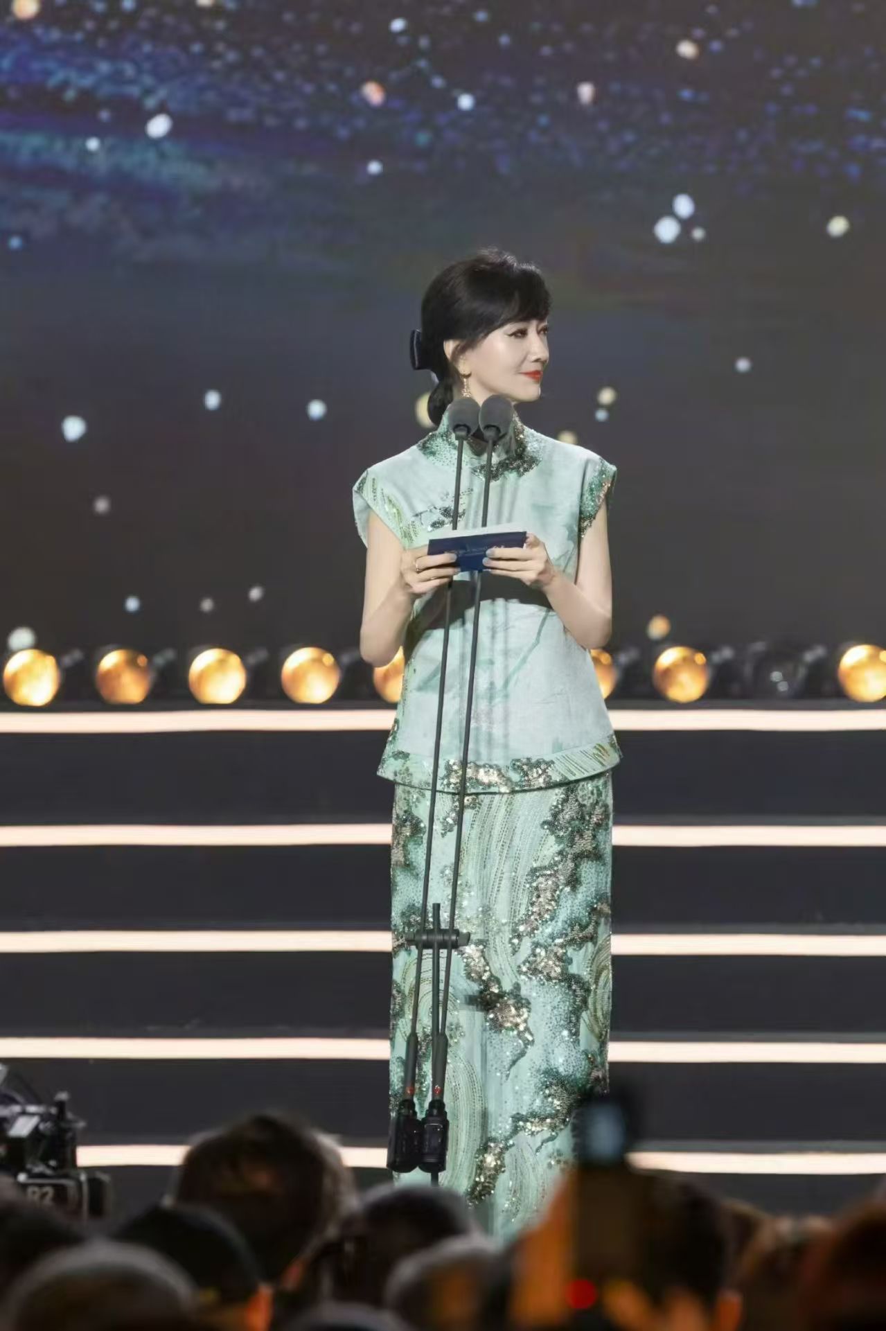 一袭浅青色刺绣旗袍