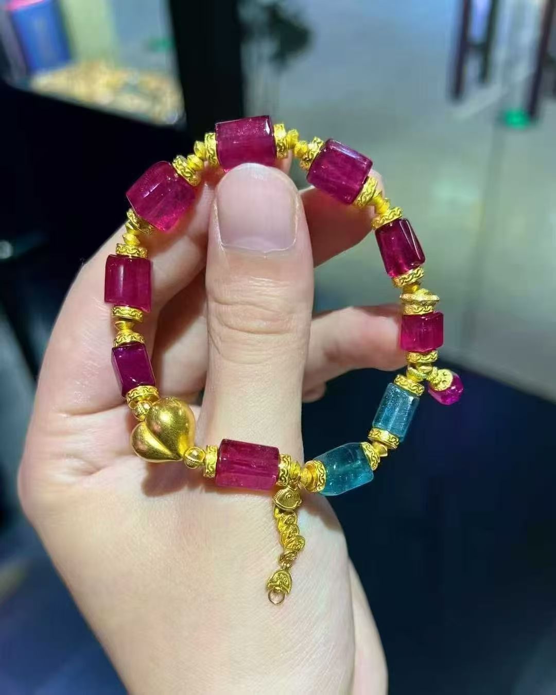 “红蓝撞色”的浪漫