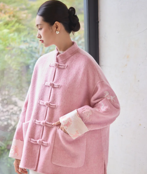 粉色新中式大衣如同冬季的暖阳