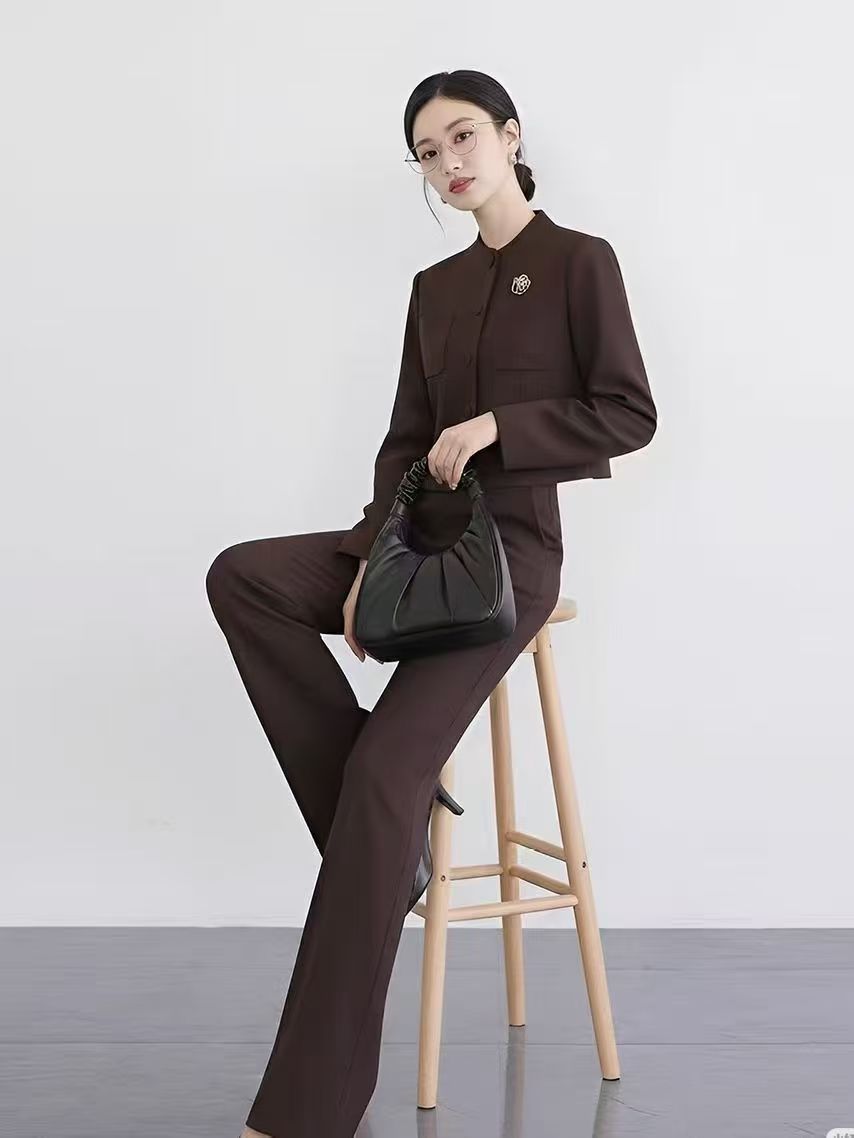 职场清冷高级感的咖色西装