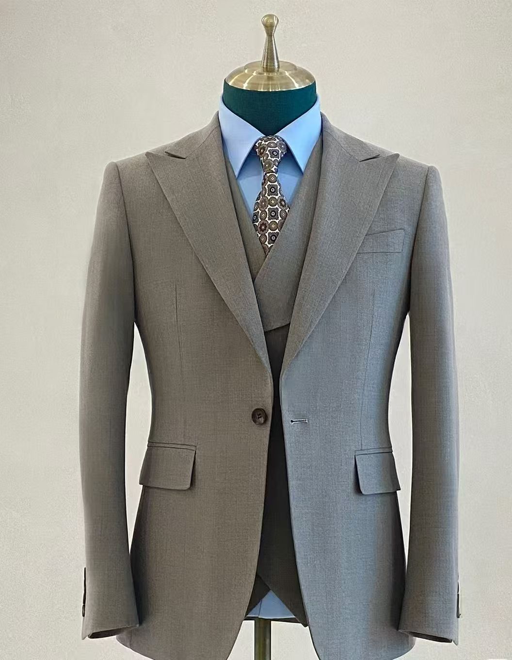 返璞归真的咖色西装